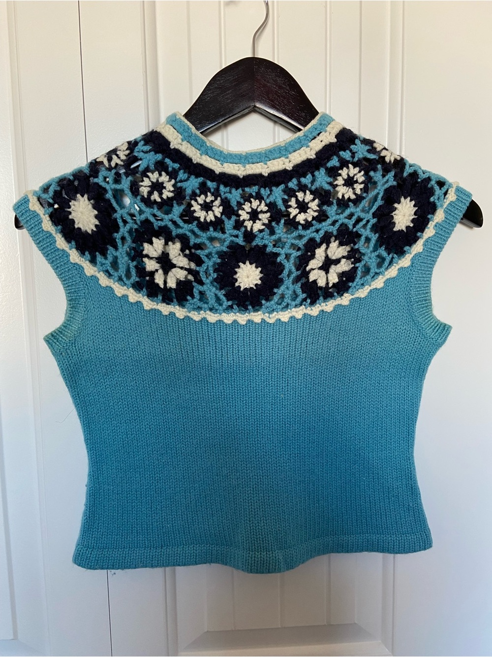 Vintage Blue Floral Crochet Knit Sleeveless Top – Retro Boho Sweater